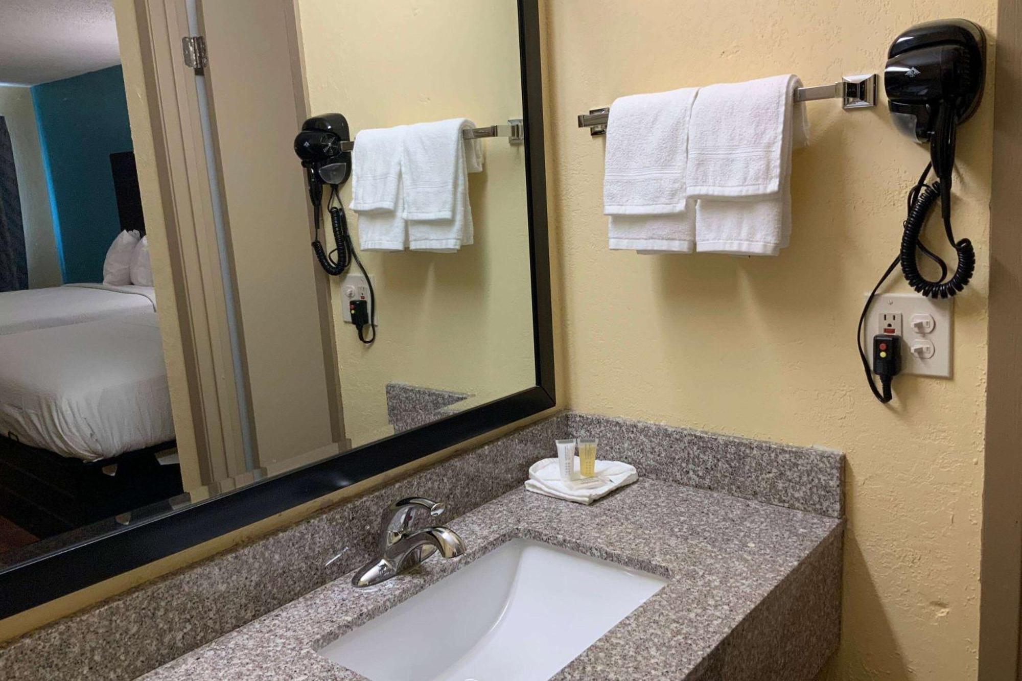 Days Inn By Wyndham Troy Il エクステリア 写真